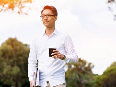 Parkta onun mola sırasında genç işadamı