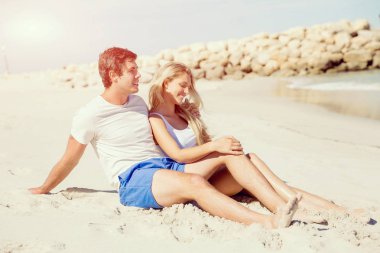 Sahilde oturup romantik genç Çift