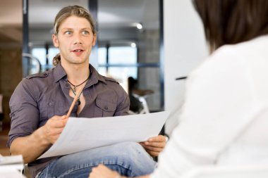 Ofiste rahat genç adam