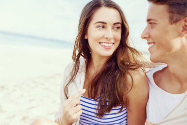 Sahilde oturup romantik genç Çift