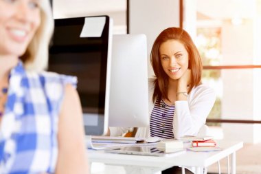 Mutlu girişimci veya serbest meslek sahibi bir ofis veya ev içinde