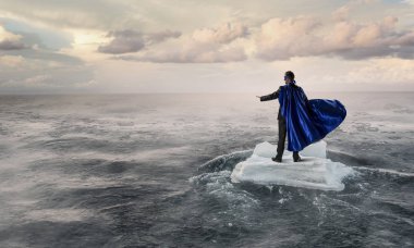 Sörf denizde yüzen buz kütlesi. Karışık teknik