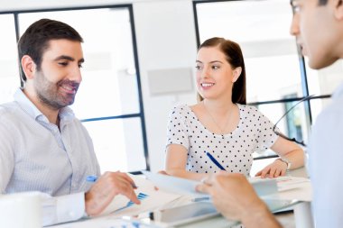 mutlu genç iş adamları bir toplantı grubu