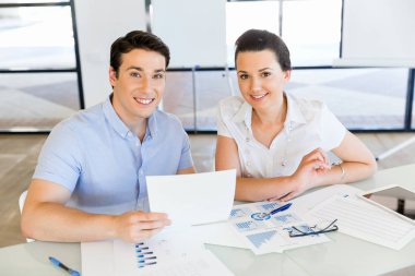 İki genç iş adamları Office görüntü