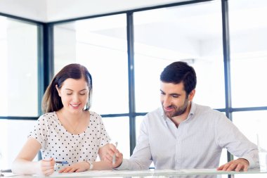 İki genç iş adamları Office görüntü