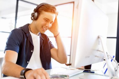 Kulaklıklar ile ofiste genç adam