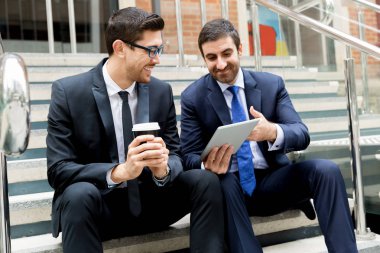 Açık havada konuşurken iki iş adamları