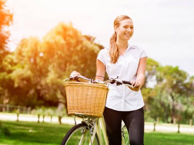 Bisiklet park olan güzel sarışın kadın
