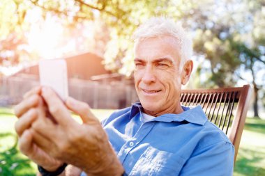 Lomature adam açık havada istimal hareket eden telefon
