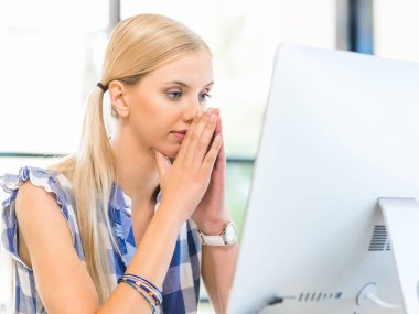 Genç bayan ofiste çalışıyor.