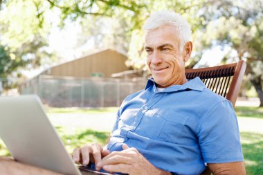 Komuta sizde parkta oturan defter ile