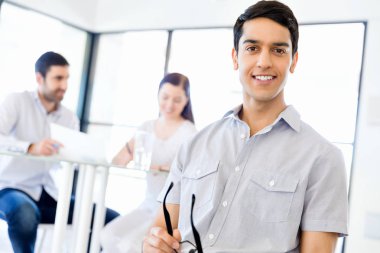 Ofiste rahat genç adam