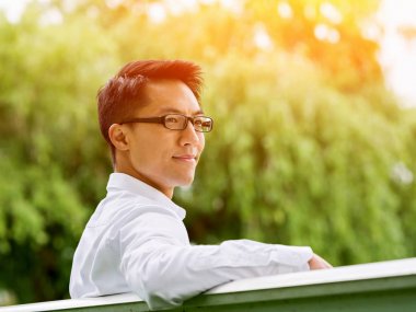 Parkta onun mola sırasında genç işadamı