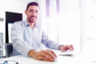 Çekici ofis çalışanı masada oturuyor.
