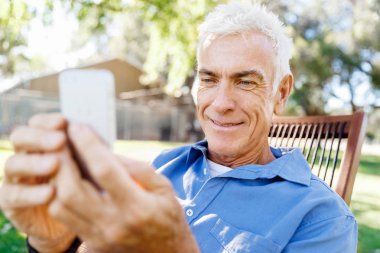 Lomature adam açık havada istimal hareket eden telefon