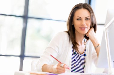 Mutlu girişimci veya serbest meslek sahibi bir ofis veya ev içinde