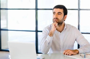 Ofisinde dalgın işadamı