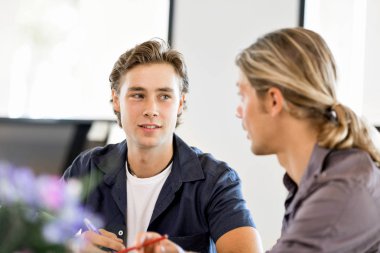 İki genç iş adamları Office görüntü