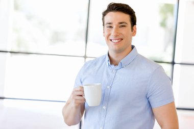 Ofiste bir kupa genç işadamı