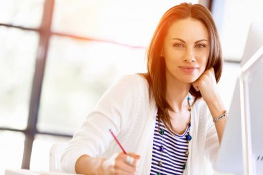 Mutlu girişimci veya serbest meslek sahibi bir ofis veya ev içinde