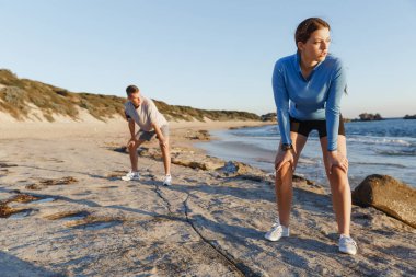 Plaj birlikte eğitim genç Çift