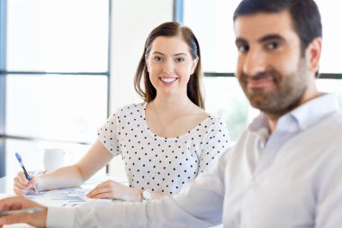 İki genç iş adamları Office görüntü