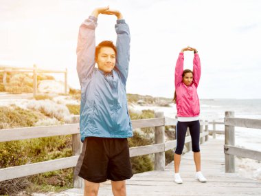 Egzersizleri yapıyor deniz kenarında genç Çift