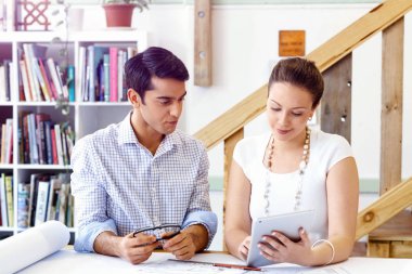 Ofisteki iki genç mimar