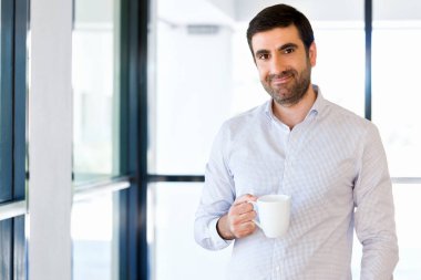 Ofiste bir kupa genç işadamı