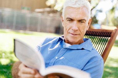 Komuta sizde daşu park kitap okurken