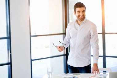 Ofiste duran genç beyaz iş adamı