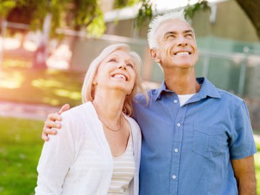 Yaşlı çift parkta dinleniyor.