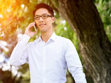 Parkta onun mola sırasında genç mutlu ve başarılı iş adamı