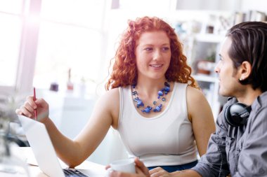 İki genç insan Office