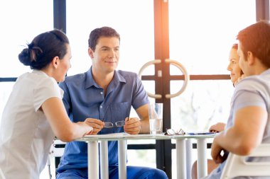 Resmi belgeler ve fikirleri tartışmak iş ortakları