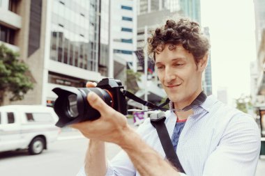 Erkek fotoğrafçı alarak resim