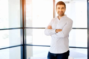 Ofiste duran genç beyaz iş adamı