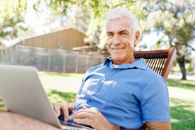 Komuta sizde parkta oturan defter ile