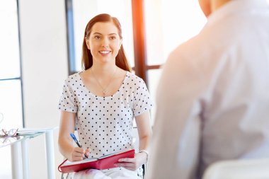 İş adamları görüşmesinde ofiste