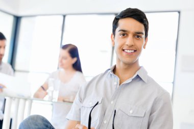 Ofiste rahat genç adam