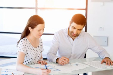 İki genç iş adamları Office görüntü