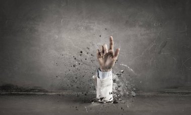 Ama kırık canlı canlı gömüldü