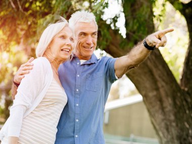 Yaşlı çift parkta dinleniyor.