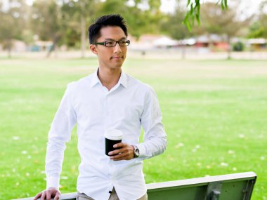 Adam bir parkta bir kahve molası