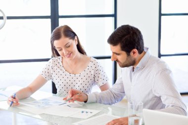 İki genç iş adamları Office görüntü