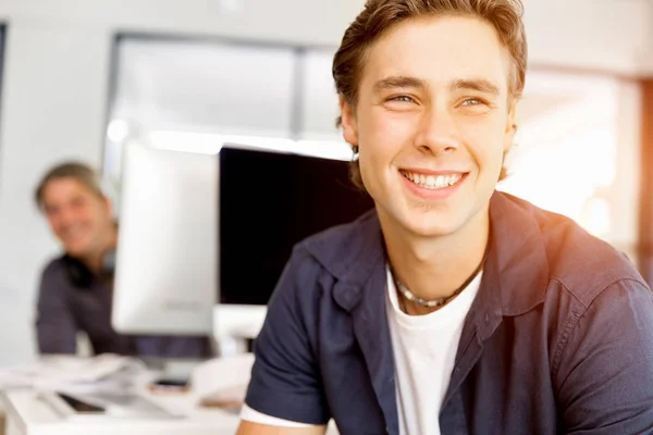 Hombre joven en informal en la oficina — Foto de Stock