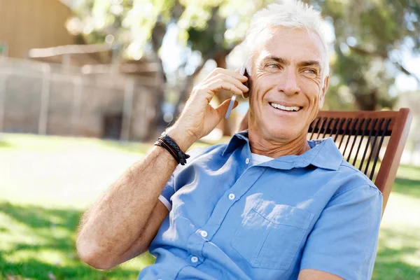 Lomature adam açık havada istimal hareket eden telefon