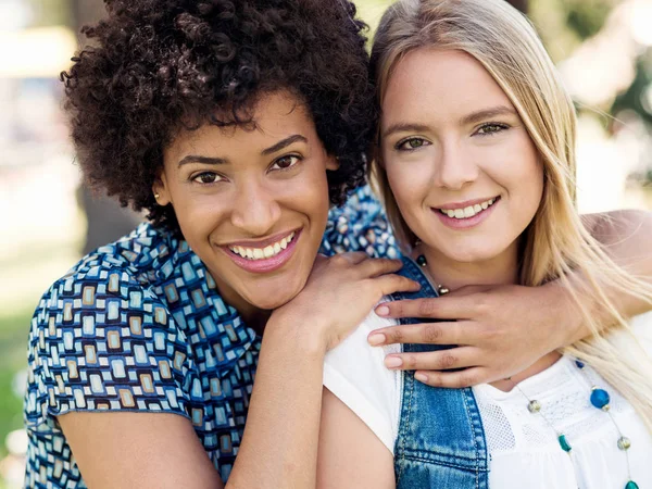 Dos amigas en el parque — Foto de Stock