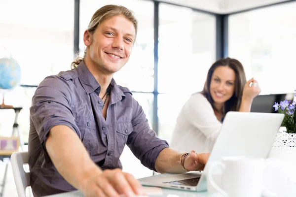 Knappe zakenman werkt op computer — Stockfoto