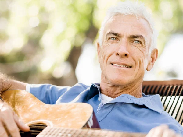 Senior homme plying guitare en plein air — Photo